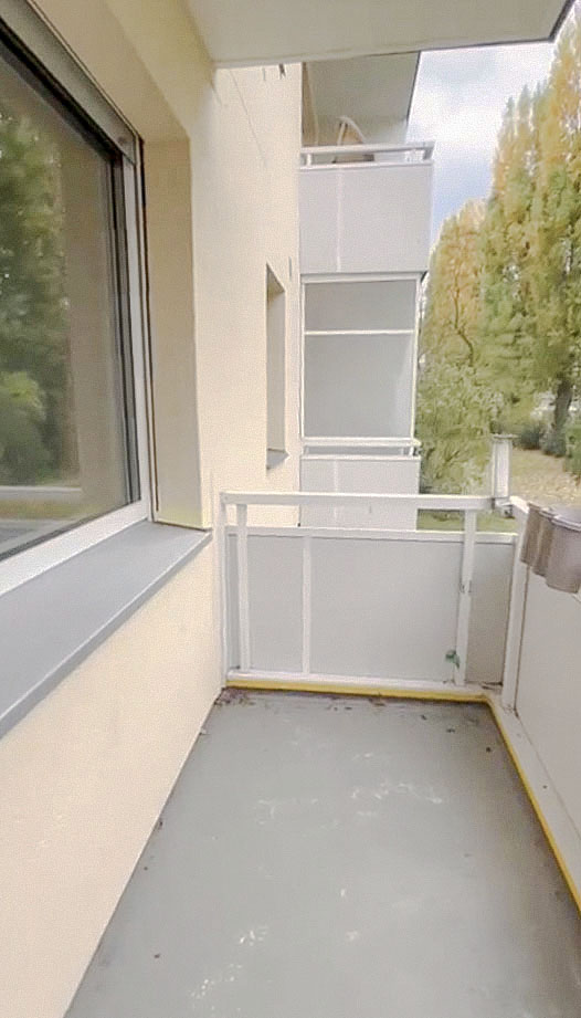 Balkon mit Blick ins grüne Wohnumfeld