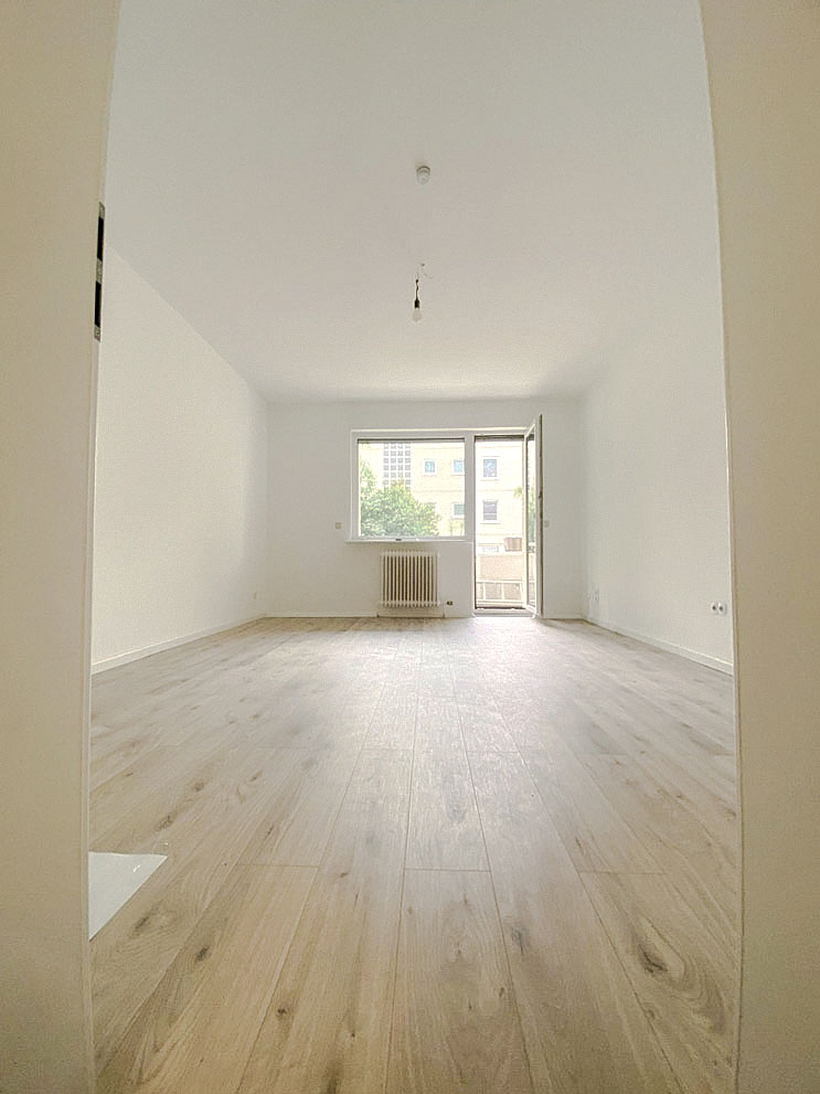 Wohnzimmer mit Zugang zum Balkon