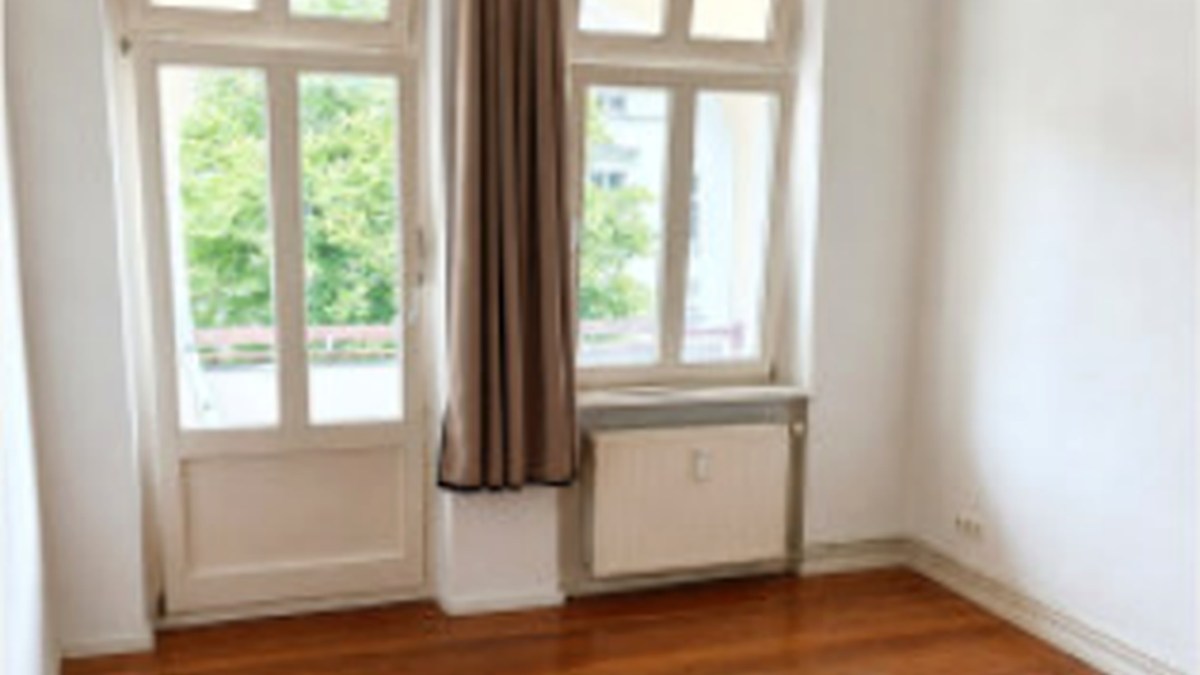 Heller Wohnraum der Wohnung WE06