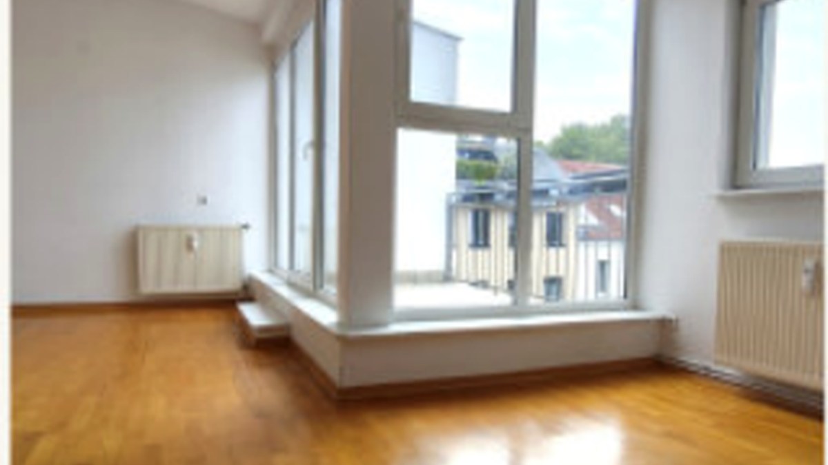 Heller Wohnraum der Wohnung WE13